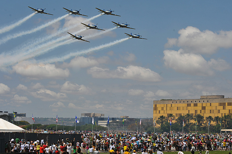 File:Aviões sobrevoam Brasília no desfile de 7 de setembro